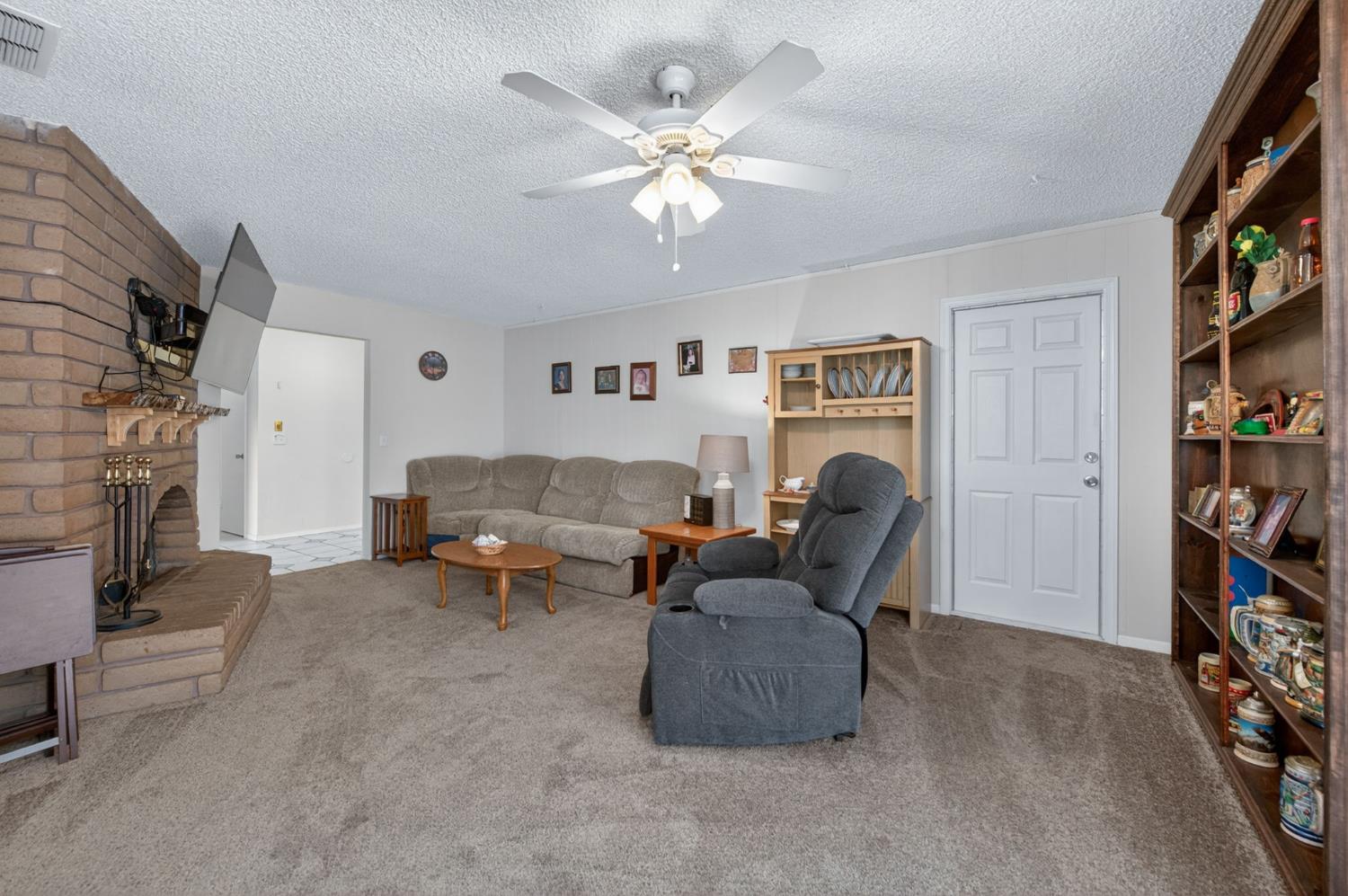 1581 Barstow Ave, Clovis, CA 93611