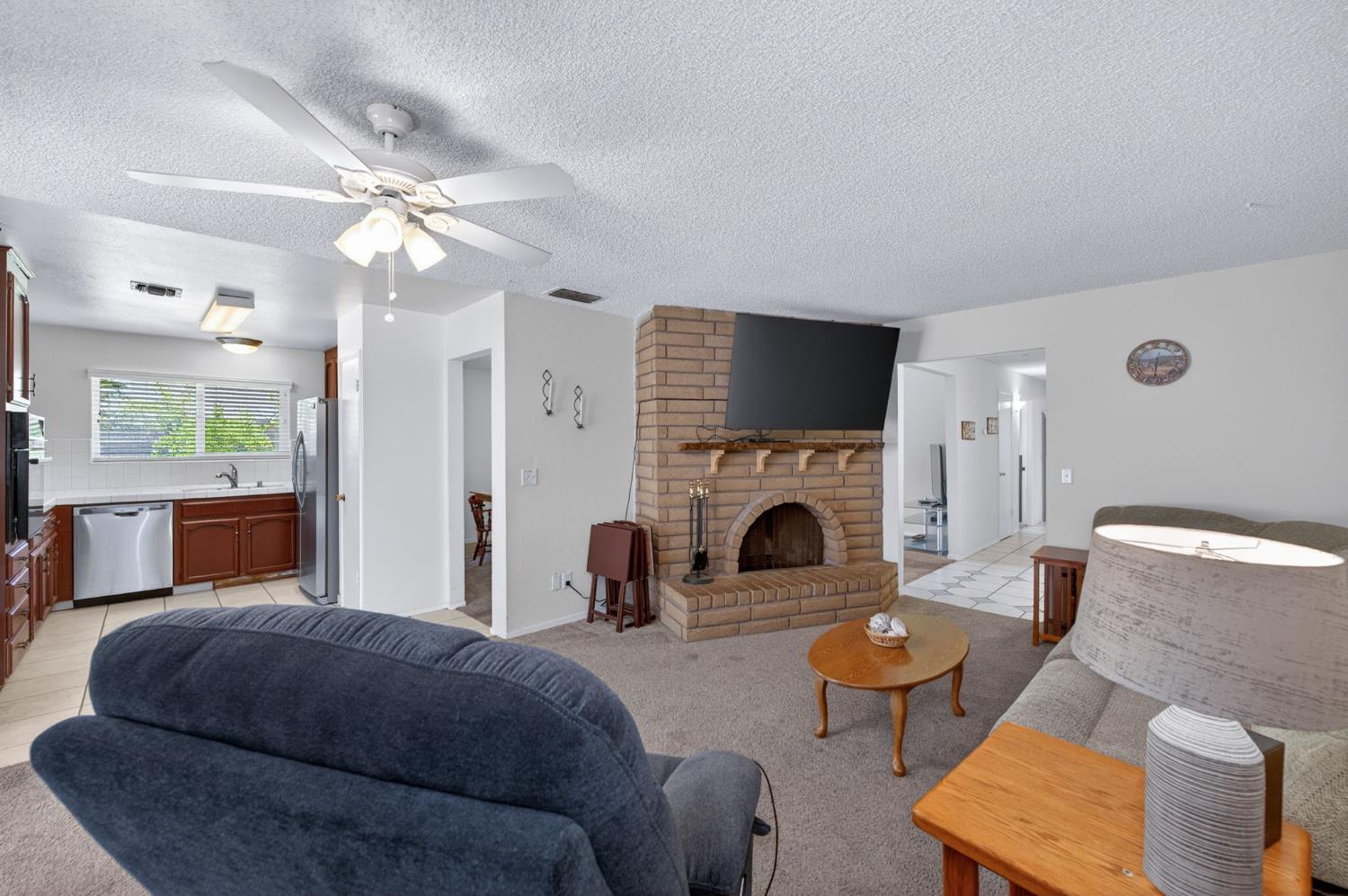 1581 Barstow Ave, Clovis, CA 93611