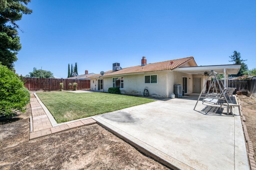 1581 Barstow Ave, Clovis, CA 93611