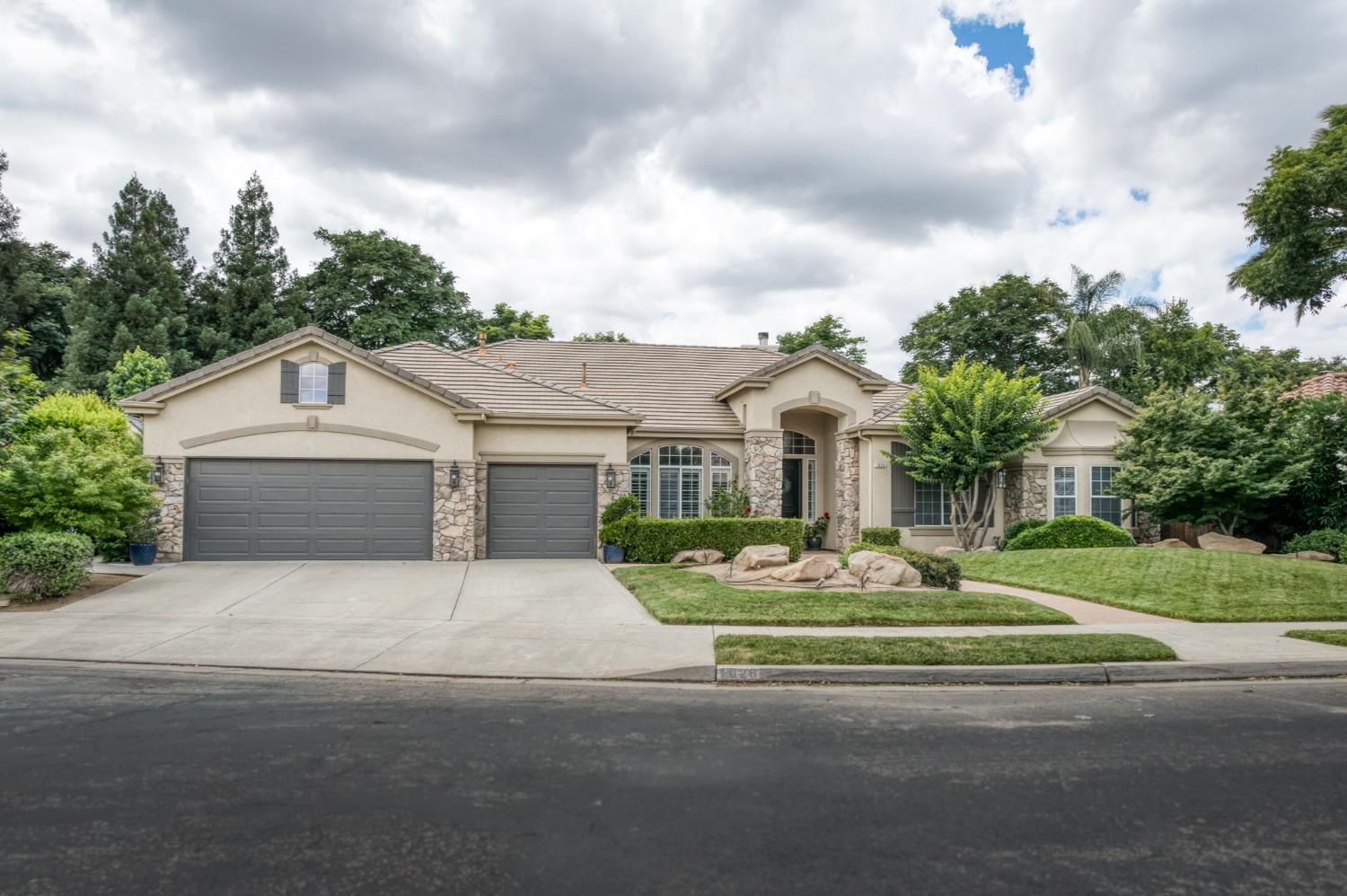 1026 N Cherry Ln, Clovis, CA 93611