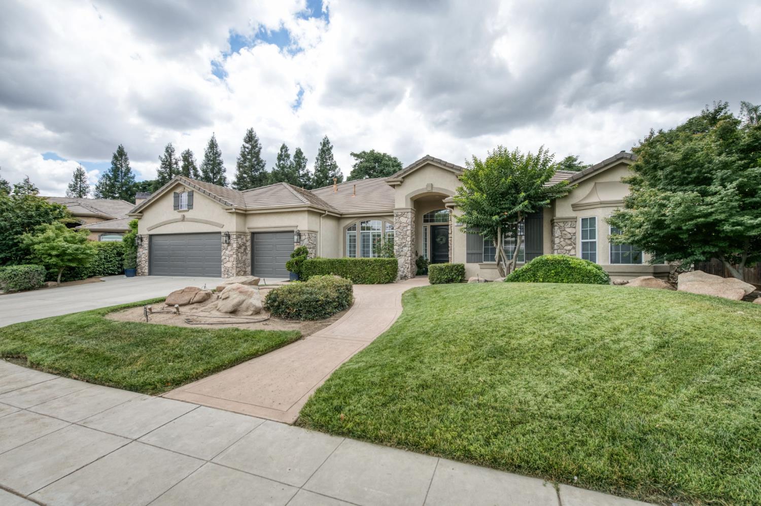 1026 N Cherry Ln, Clovis, CA 93611