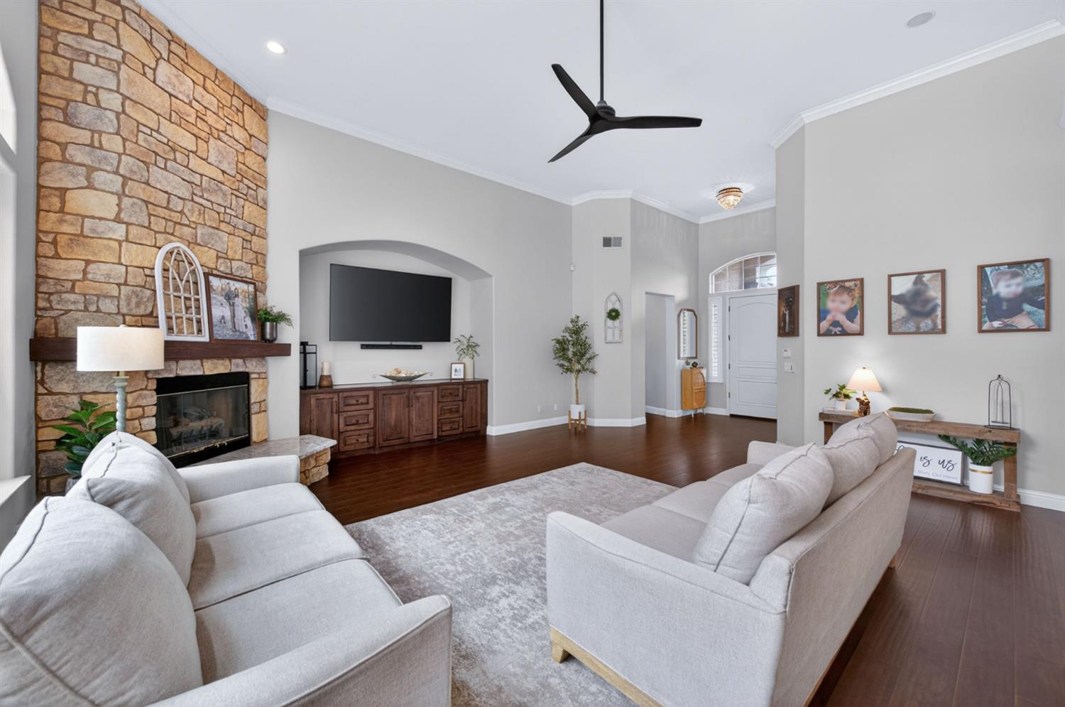 1026 N Cherry Ln, Clovis, CA 93611