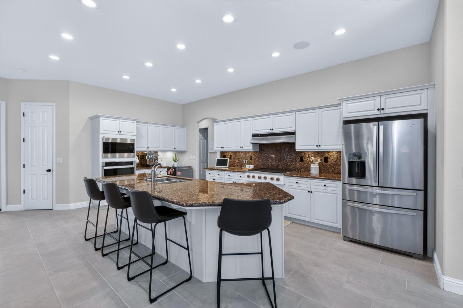 1026 N Cherry Ln, Clovis, CA 93611