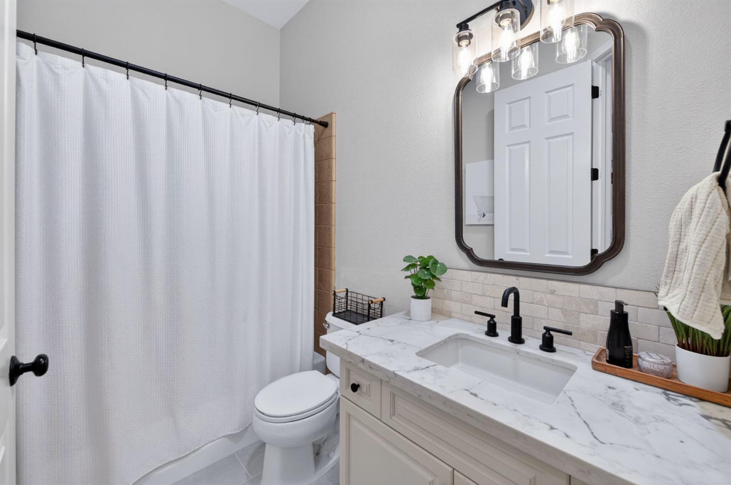 1026 N Cherry Ln, Clovis, CA 93611