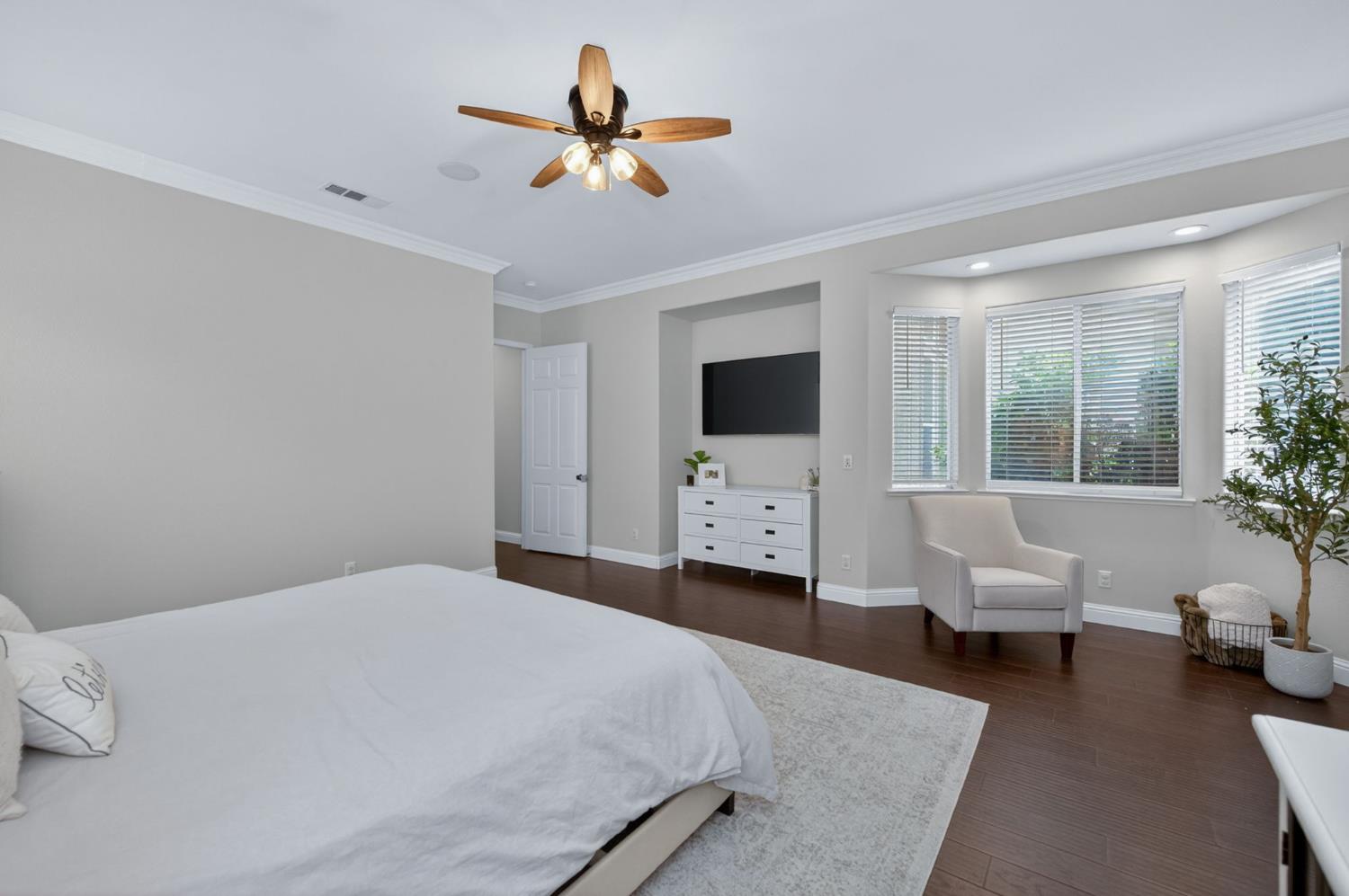 1026 N Cherry Ln, Clovis, CA 93611
