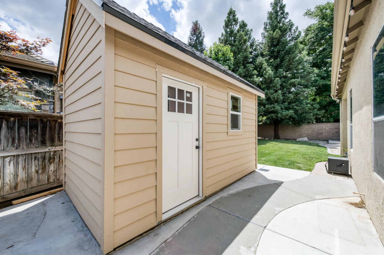 1026 N Cherry Ln, Clovis, CA 93611