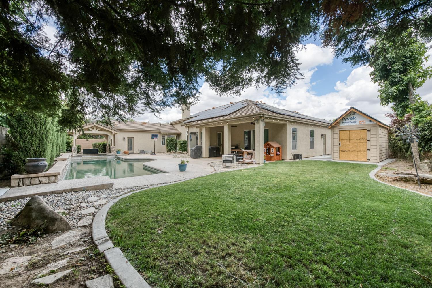 1026 N Cherry Ln, Clovis, CA 93611