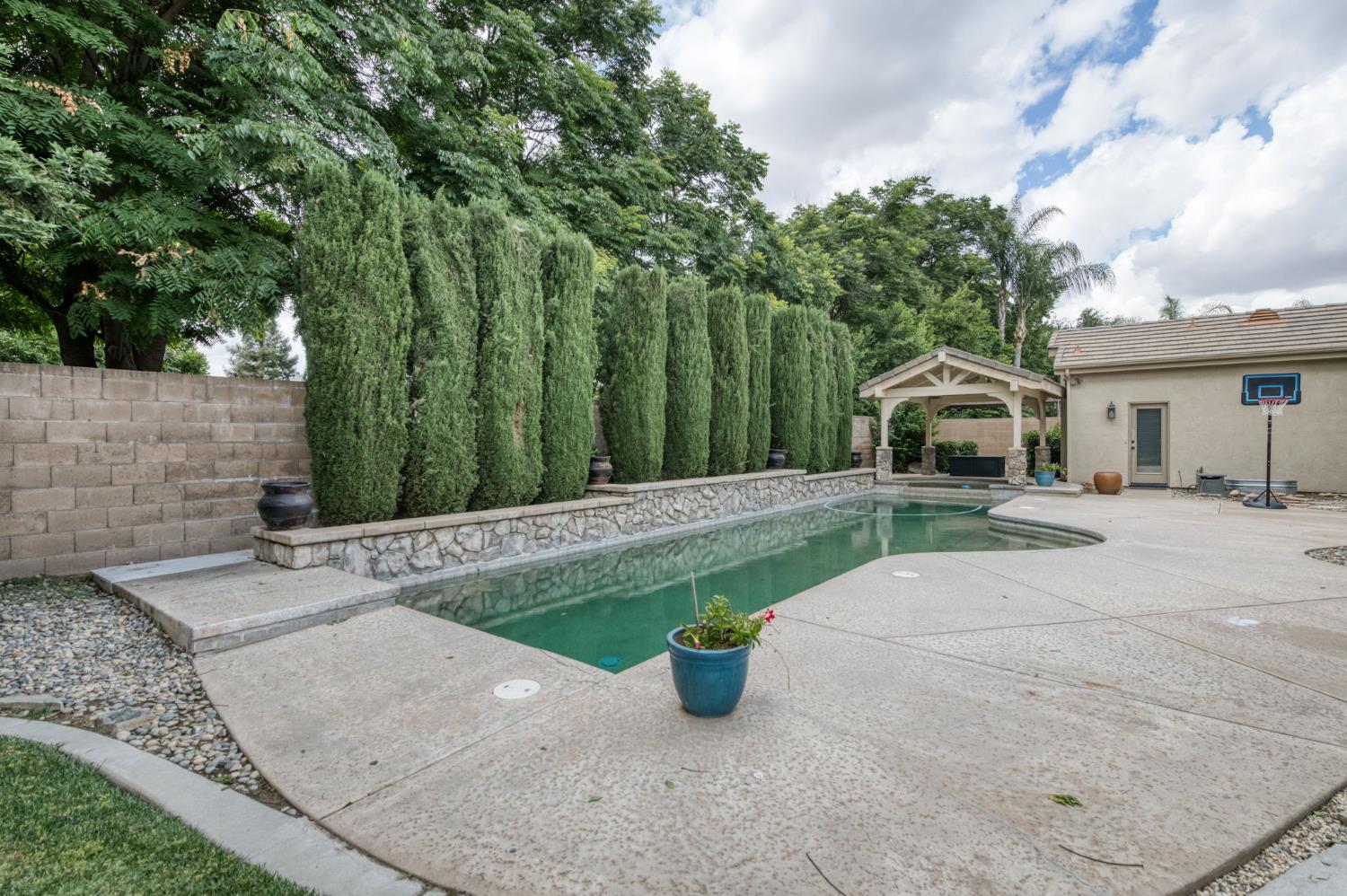 1026 N Cherry Ln, Clovis, CA 93611