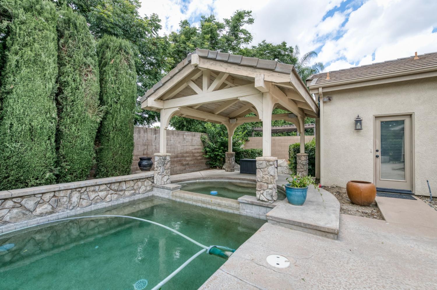 1026 N Cherry Ln, Clovis, CA 93611