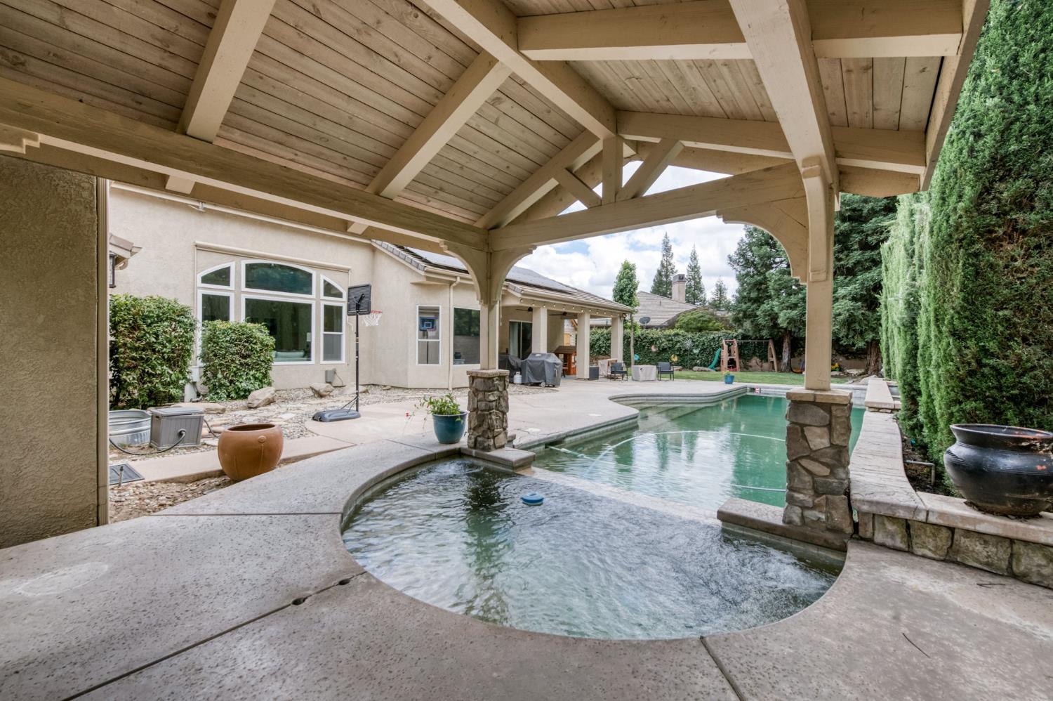 1026 N Cherry Ln, Clovis, CA 93611