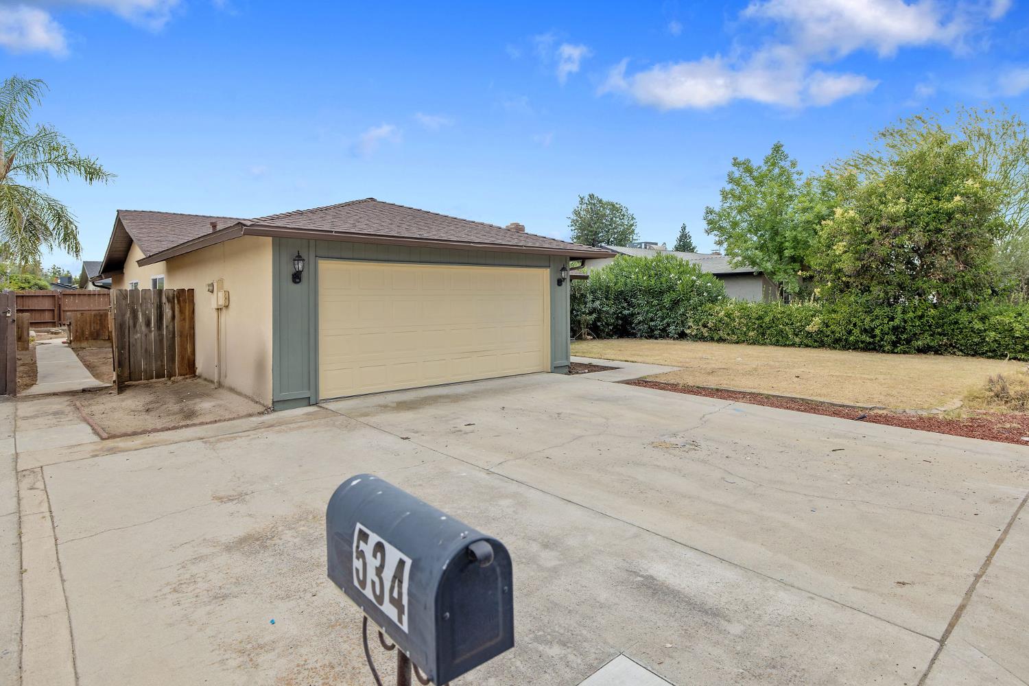 534 W Swift Ave, Clovis, CA 93612