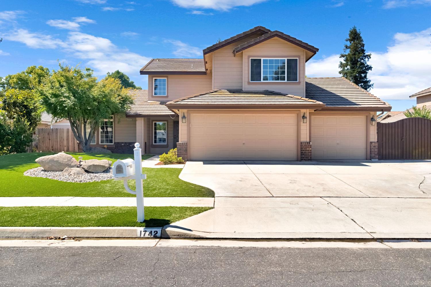 1742 Cromwell Ave, Clovis, CA 93611