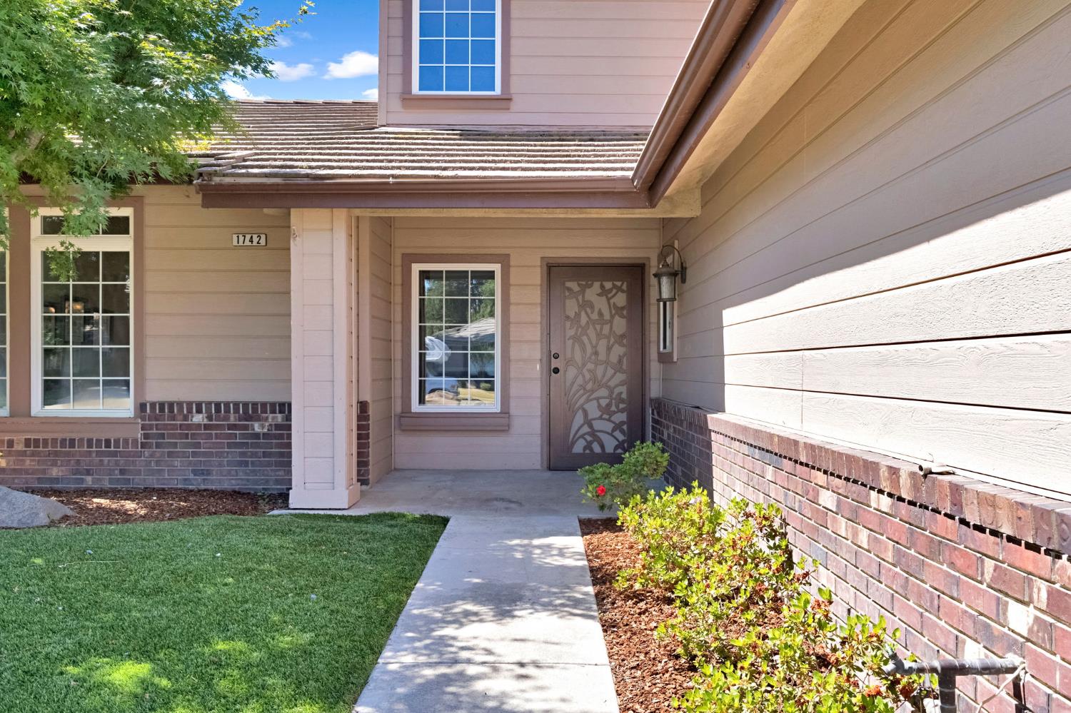 1742 Cromwell Ave, Clovis, CA 93611