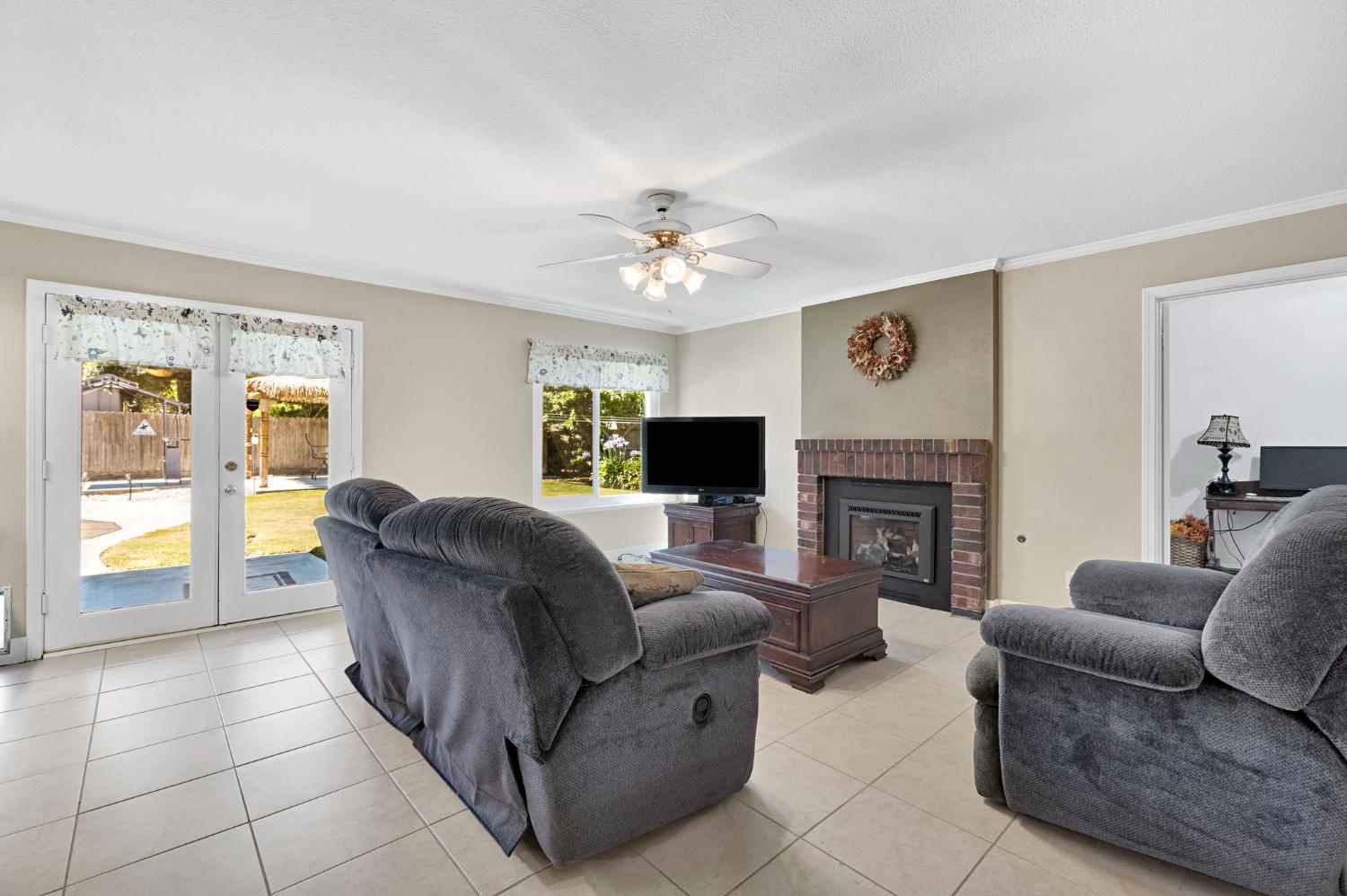 1742 Cromwell Ave, Clovis, CA 93611