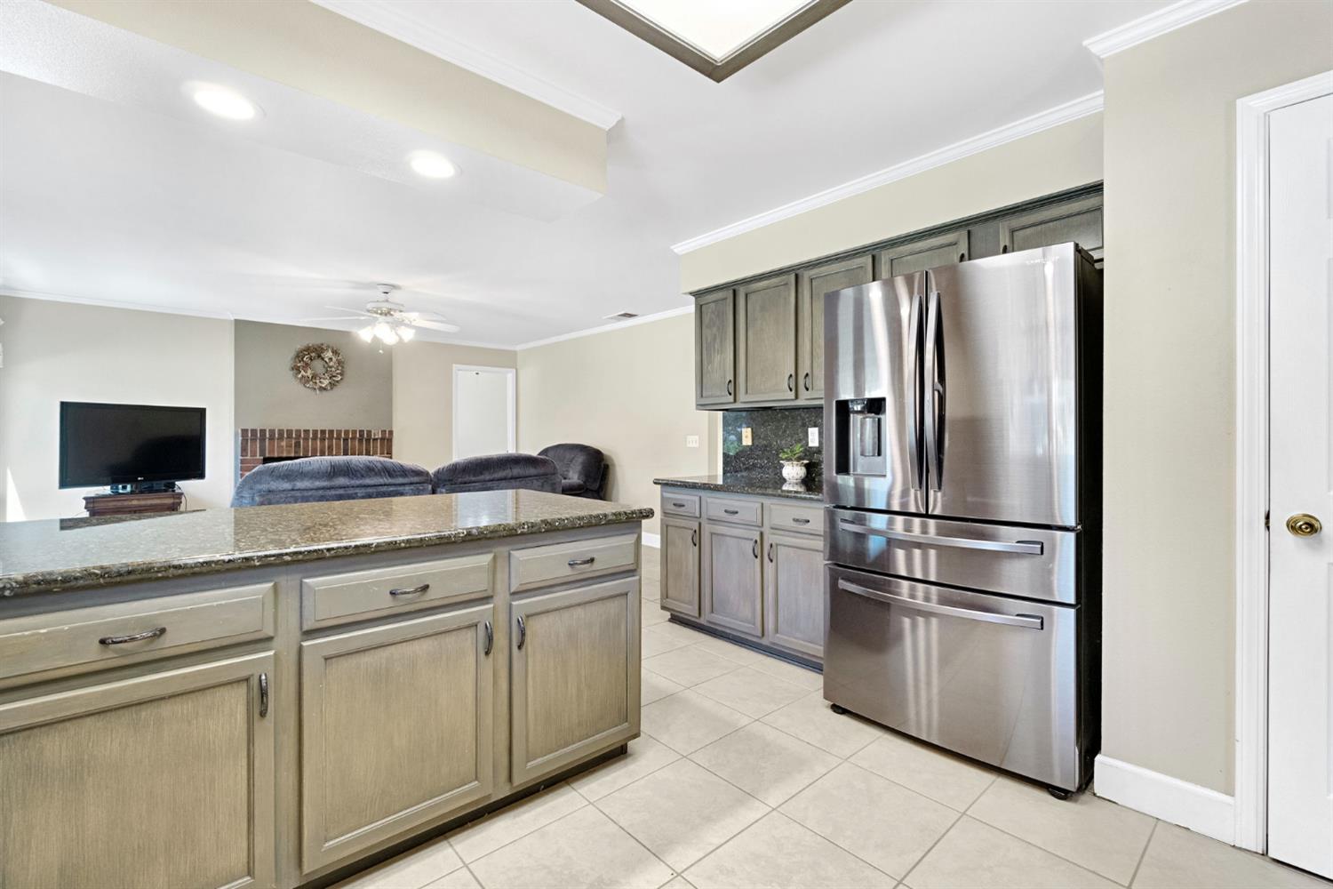 1742 Cromwell Ave, Clovis, CA 93611