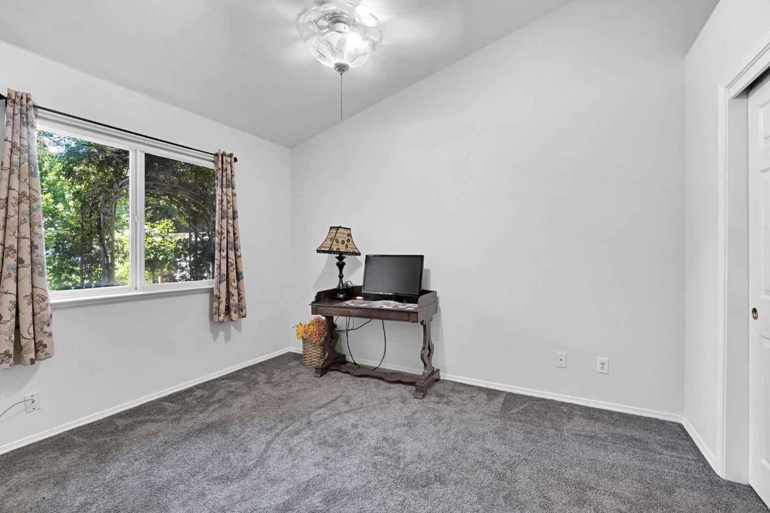 1742 Cromwell Ave, Clovis, CA 93611
