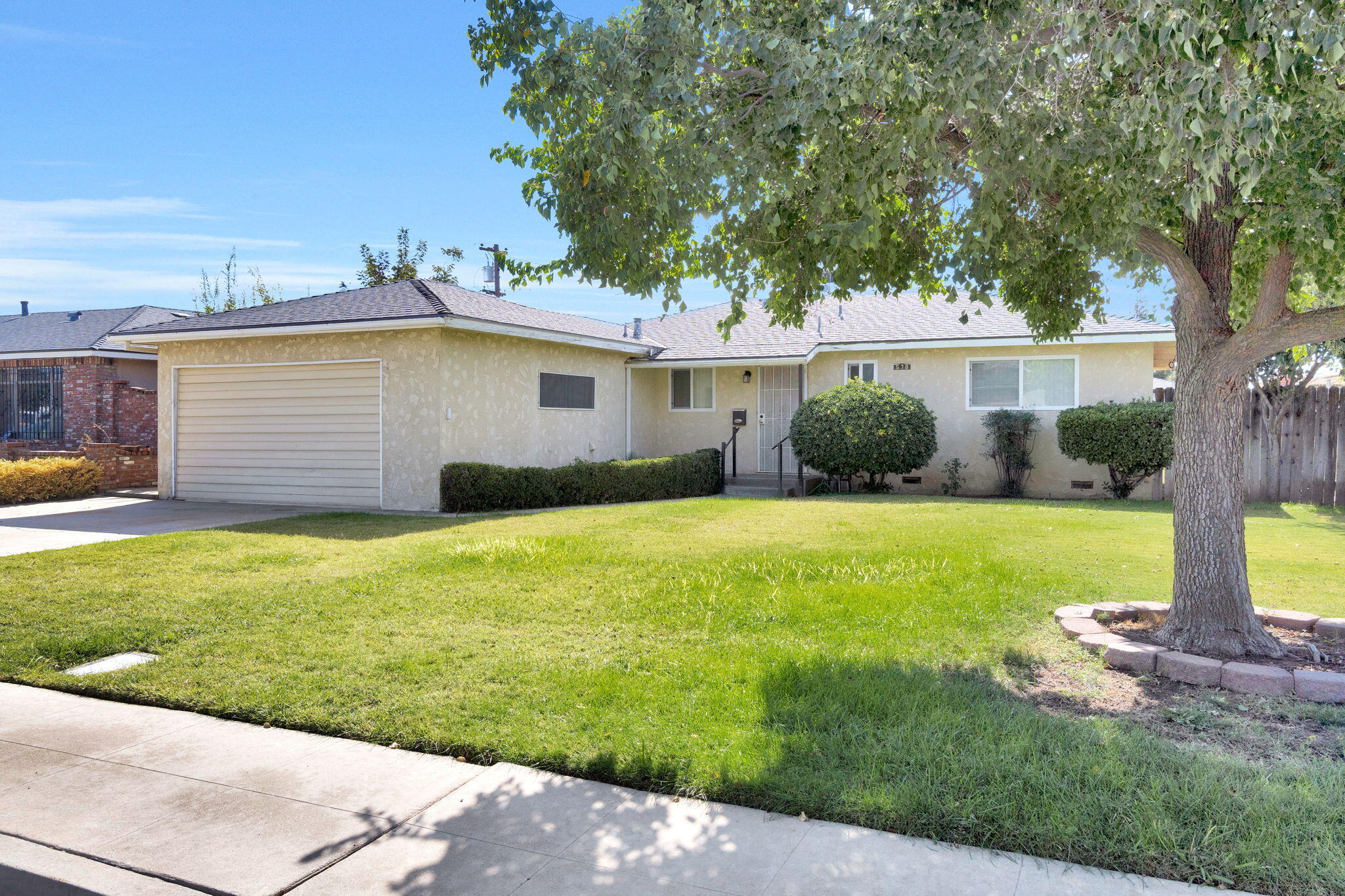 578 W Beverly Dr, Clovis, CA 93612