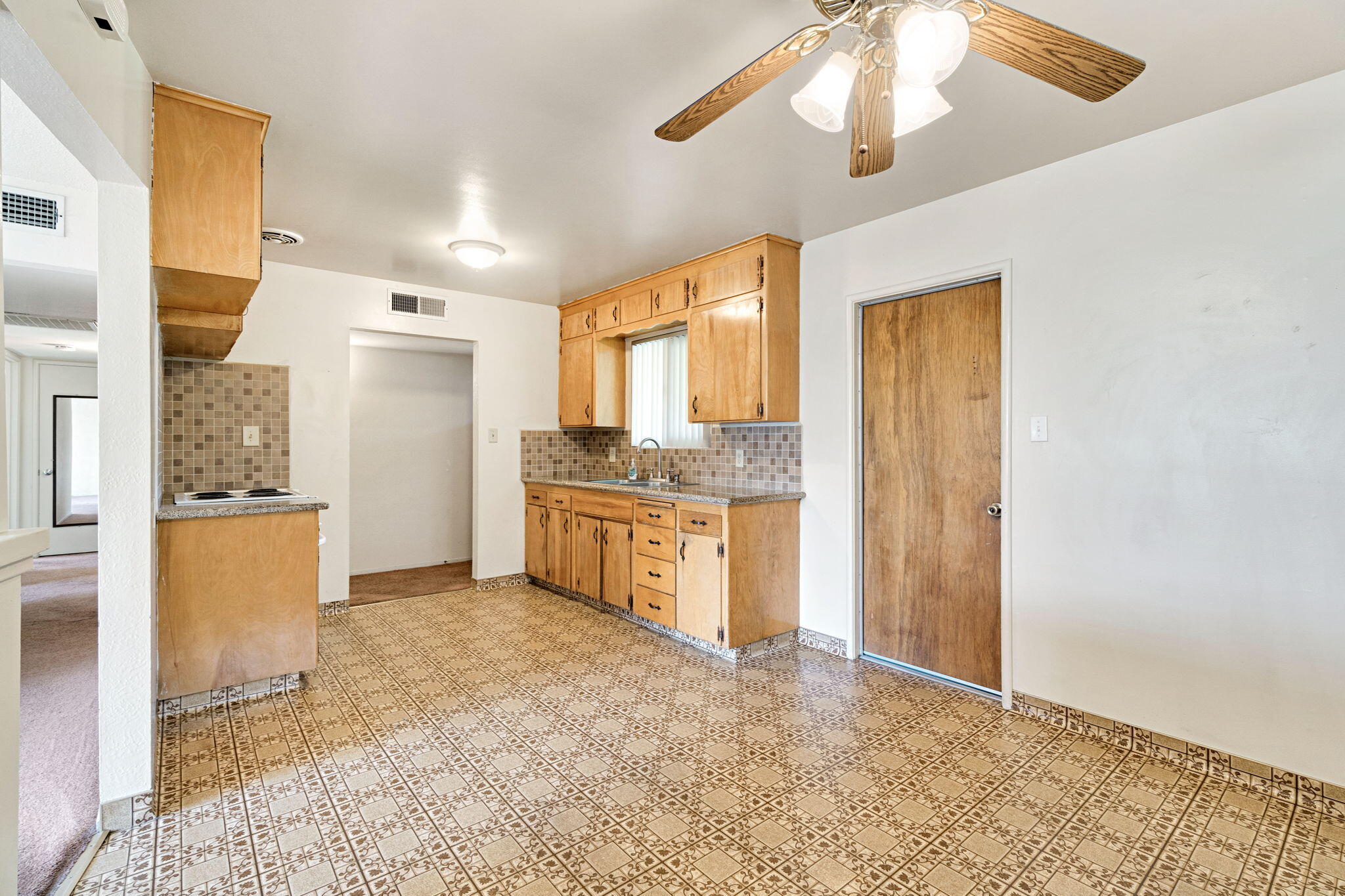 578 W Beverly Dr, Clovis, CA 93612