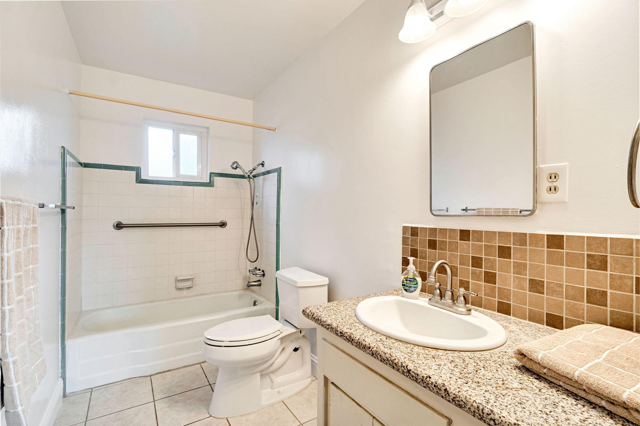 578 W Beverly Dr, Clovis, CA 93612