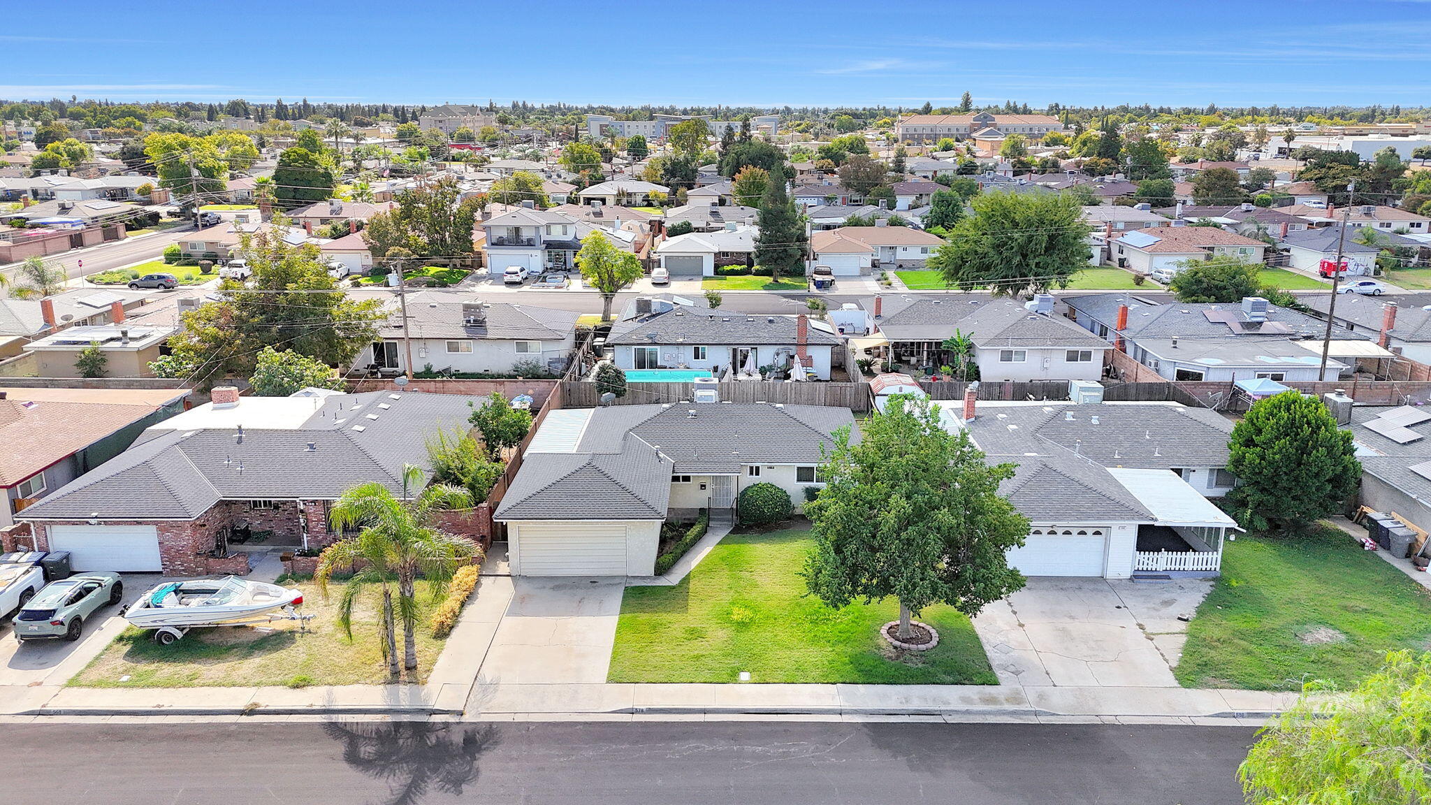 578 W Beverly Dr, Clovis, CA 93612