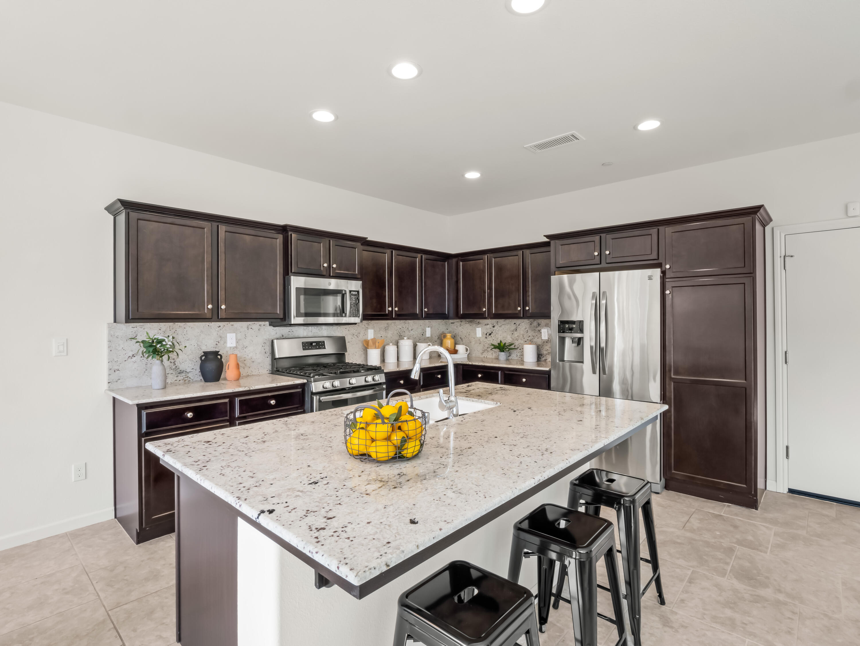 2318 Lombard Ln, Clovis, CA 93611