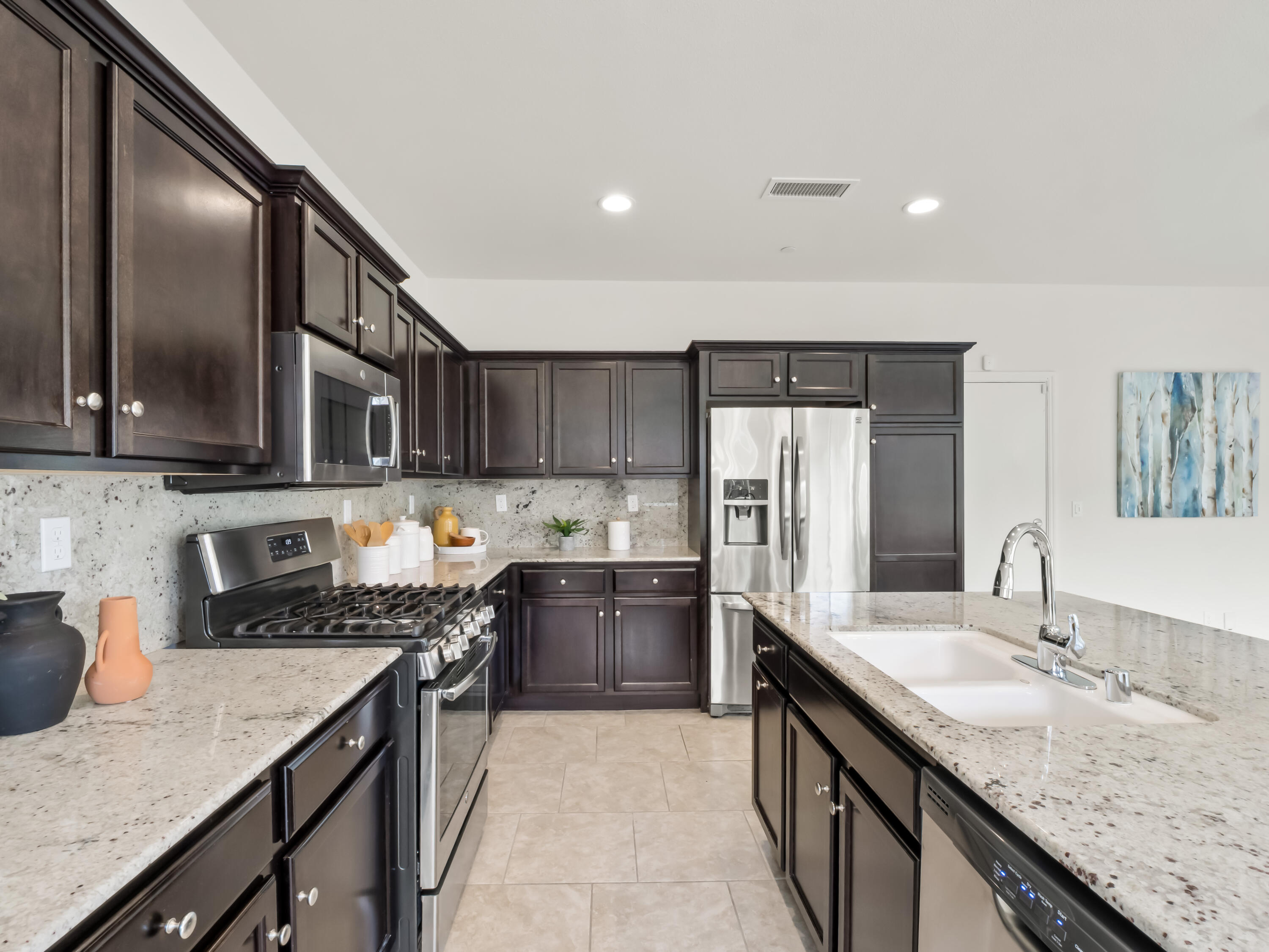 2318 Lombard Ln, Clovis, CA 93611